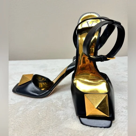 Valentino Garavani - One Stud 90 Leather Sandals - women’s Size 38 - US 8 - Picture 3 of 15